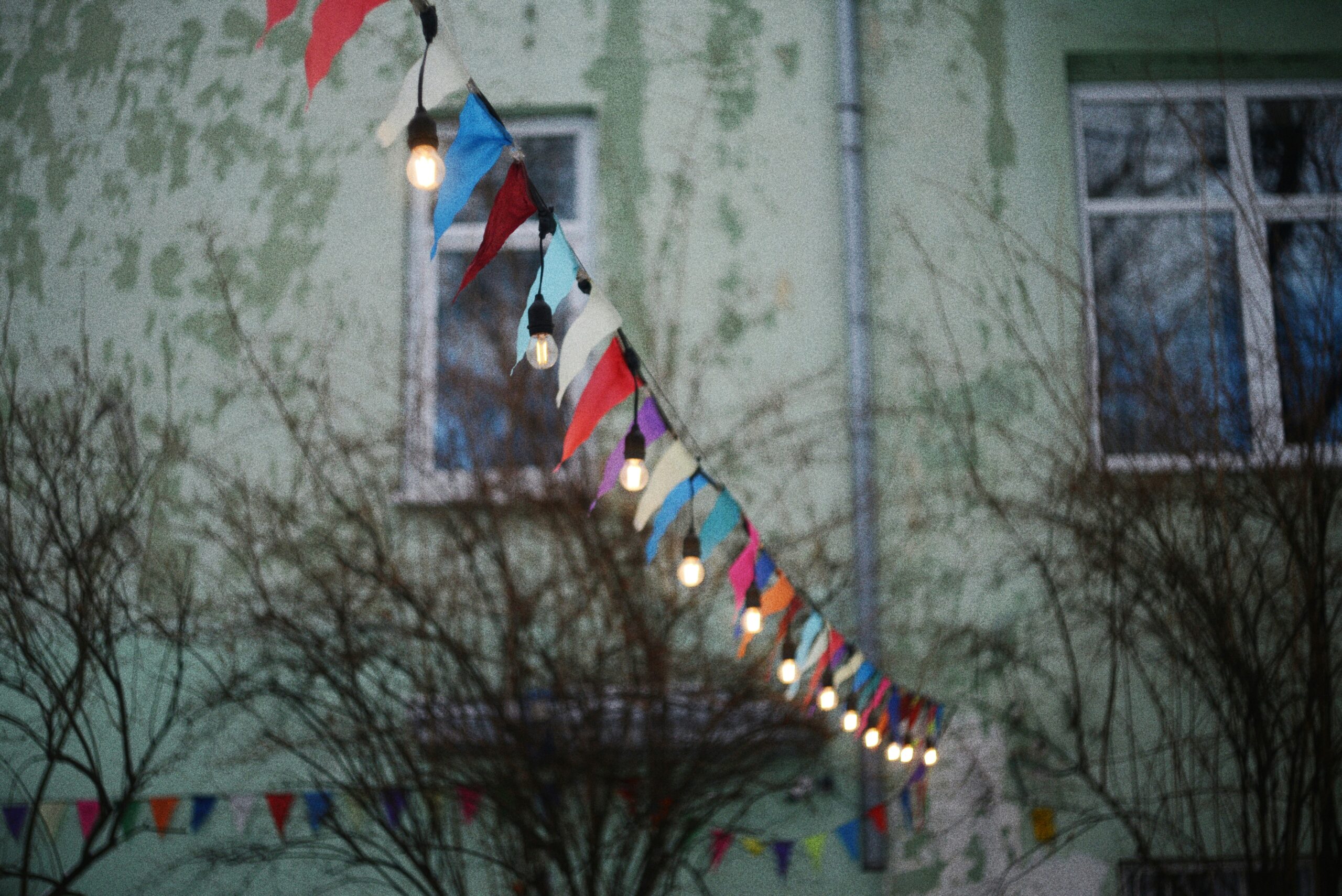 Lichter und Wimpel in urbaner Umgebung